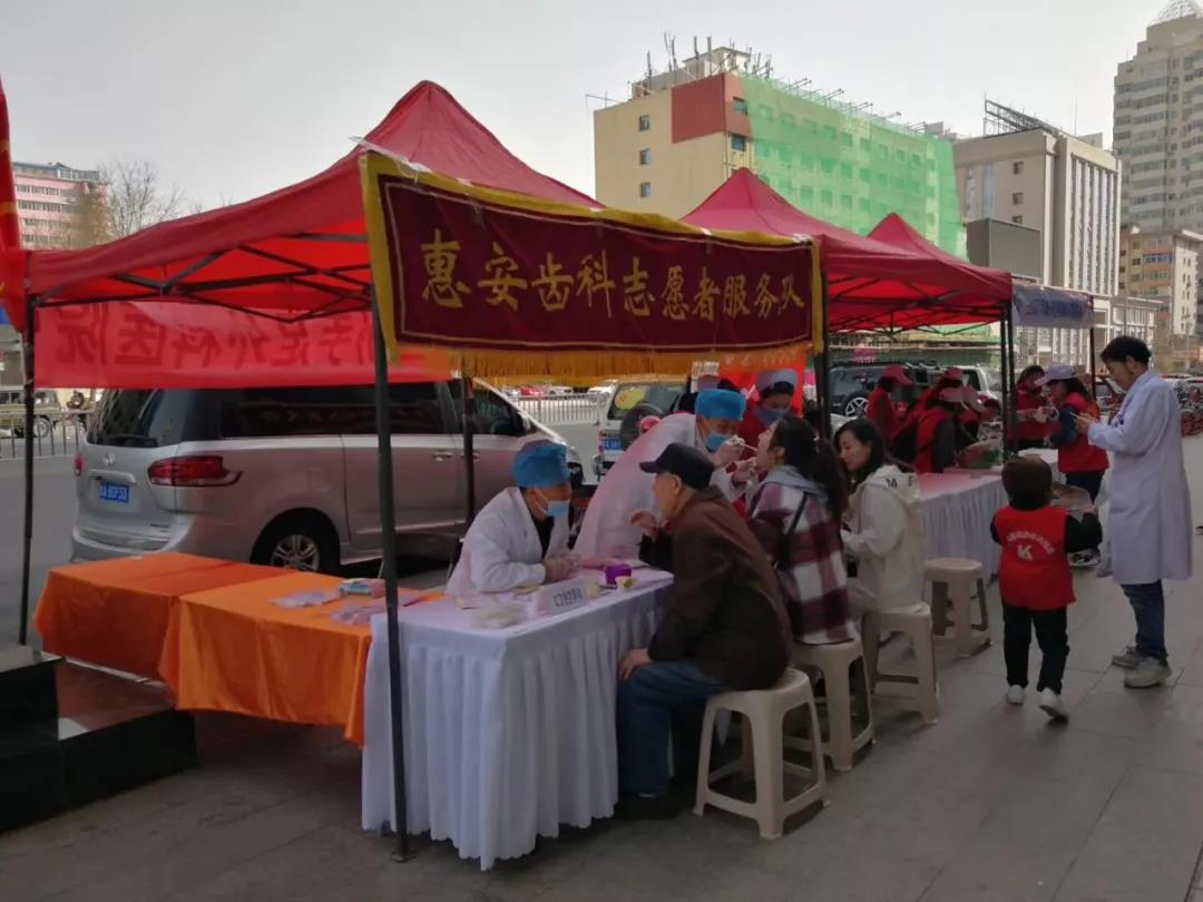 惠安齿科给空巢老人做牙齿检查